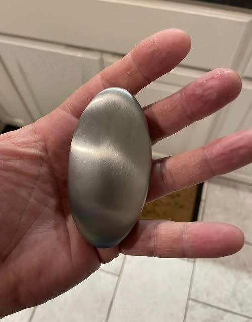 The Strange Sink Object That Instantly Removes Strong Food Odors From Your Hands