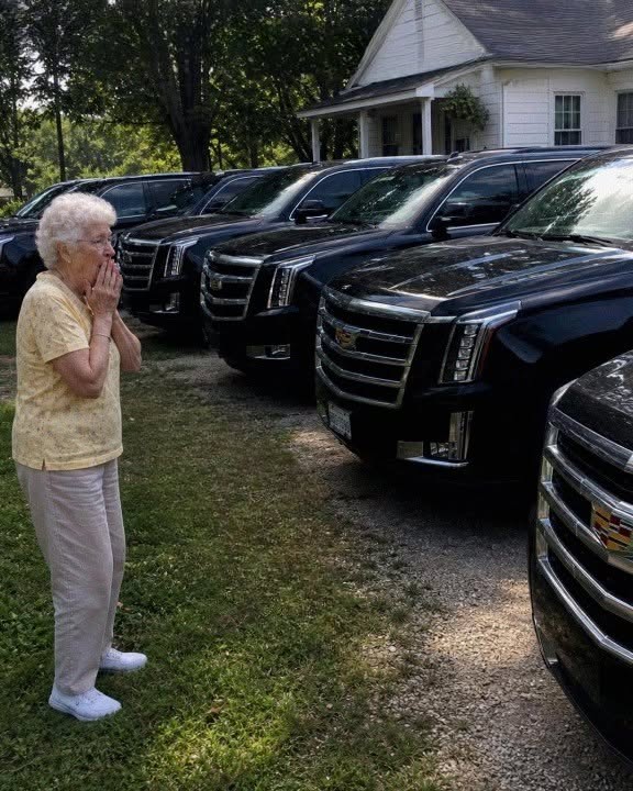 I Paid for a Pregnant Woman’s Groceries at the Store – The Following Morning, Eight Black SUVs Were Parked Outside My Home