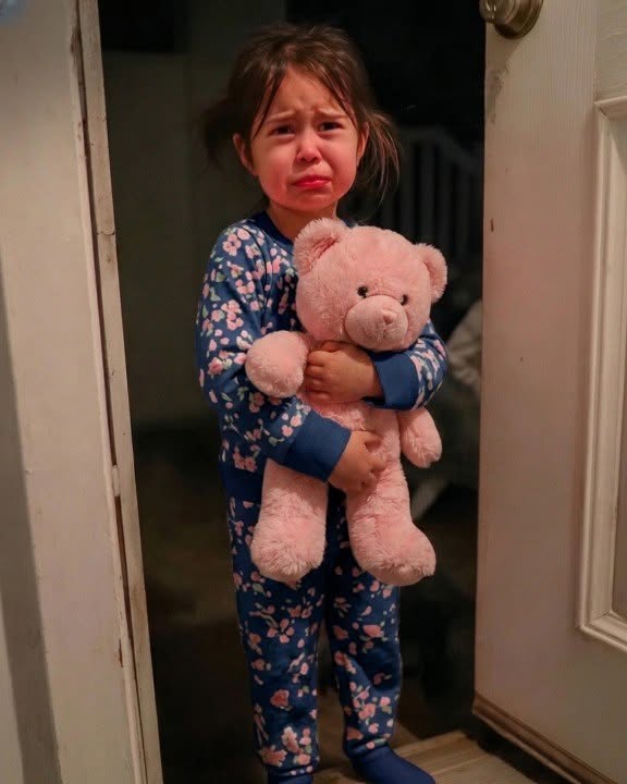 A 5-Year-Old Girl Whispered to 911, “There’s Someone Under My Bed” — What We Discovered When We Looked Left Me Frozen in Shock