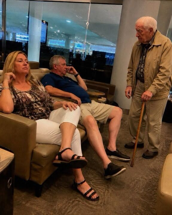 Entitled Woman Had My Dad Removed from the First-Class Airport Lounge, Claiming, ‘People Like You Belong at the Gate’ – 10 Minutes Later, She Regretted Ever Speaking Up